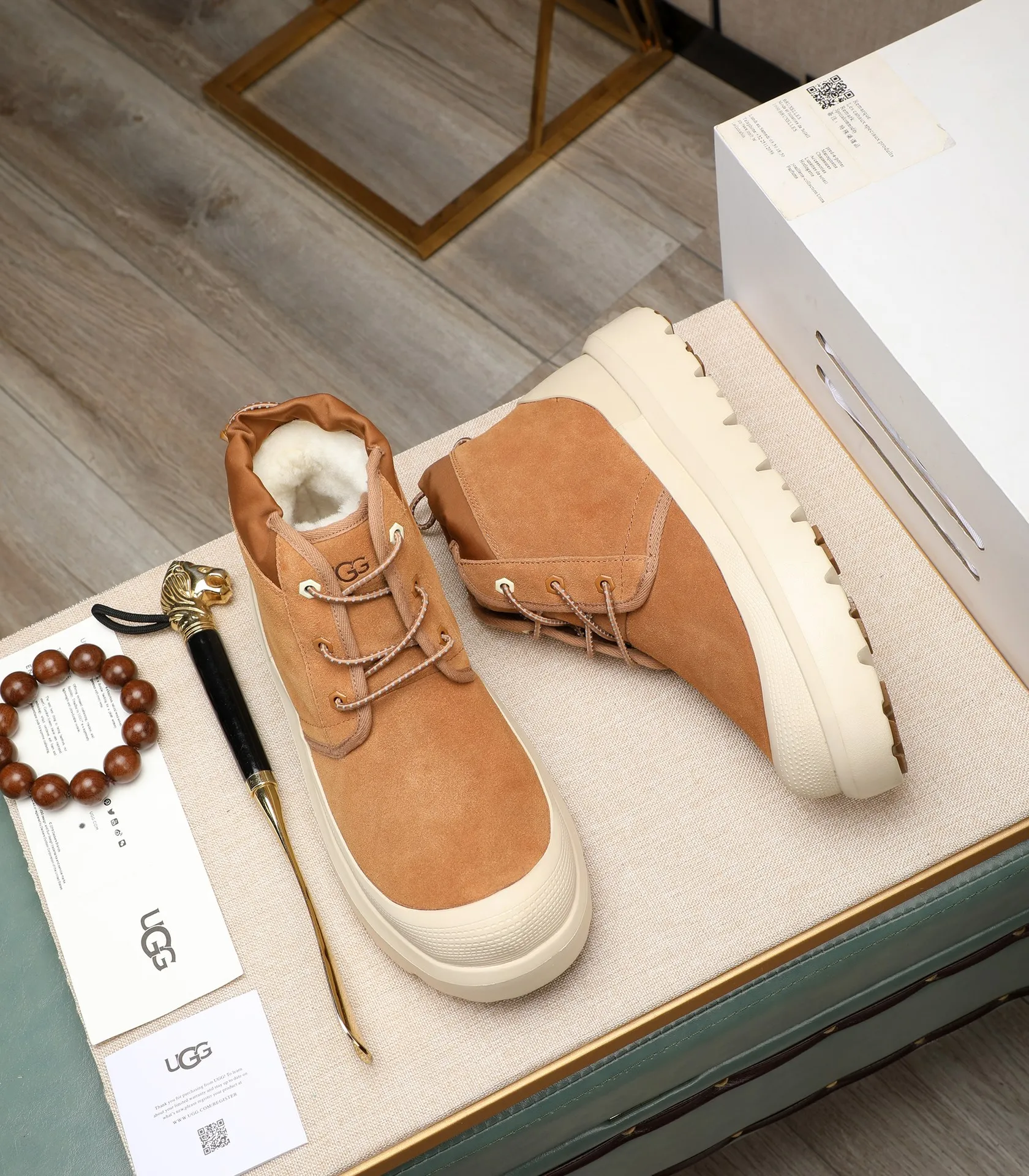 Men's shoes 💰580 (same style for men and women) Please pay attention to the quality of the original order and compare the thickness of the wool 🏮🏮The popular UGG is from Australia's warm luxury brand men's shoes, the official website is synchronized, Beckham men's style..., made of imported first-layer waxed cowhide, waxed toe cap, Australian real wool velvet lining Carefully sewn...Imported rubber Martin boots outsoles (comfortable, soft and wear-resistant). I really like the quality..Exquisite workmanship. You won't be able to put it down at first sight. Sizes 35-44